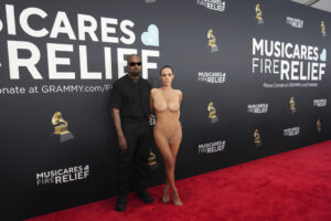 Bianca Censori nuda ai Grammy 2025, la moglie di Kanye West con l’abito invisibile sul red carpet