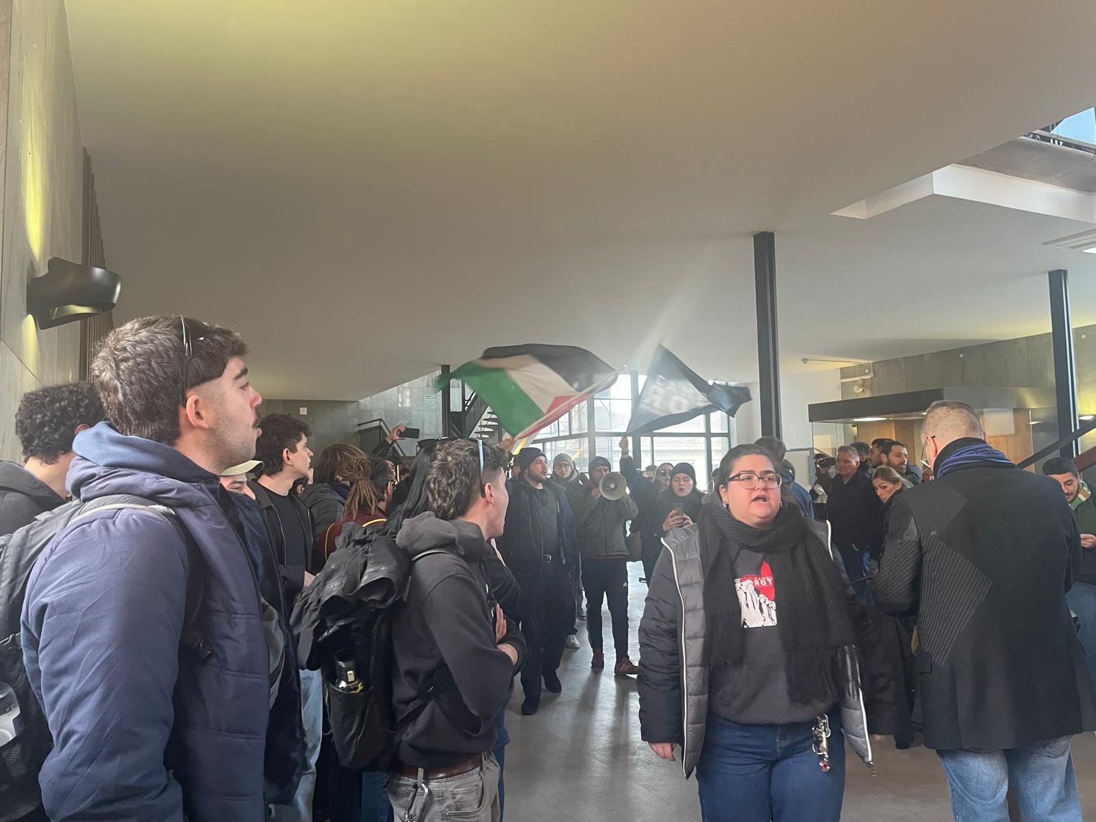 Milano, proteste alla Statale per convegno giovani ebrei