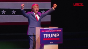 L’opera teatrale cantonese con “Donald Trump” e “Kamala Harris”