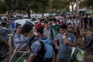 Volontari al lavoro in un\'area colpita dalle inondazioni a Benetusser in Spagna