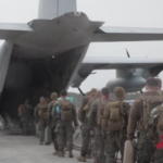 Usa, decine di Marines salgono sull’aereo diretto a Guantanamo