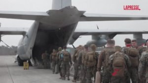 Usa, decine di Marines salgono sull’aereo diretto a Guantanamo