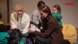 Kate Middleton sullo scuolabus, la principessa in gita alla National Portrait Gallery di Londra