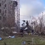 Ucraina, cinque morti e 38 feriti in raid russo su Izyum: le immagini delle macerie