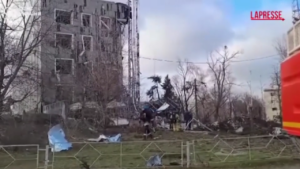 Ucraina, cinque morti e 38 feriti in raid russo su Izyum: le immagini delle macerie