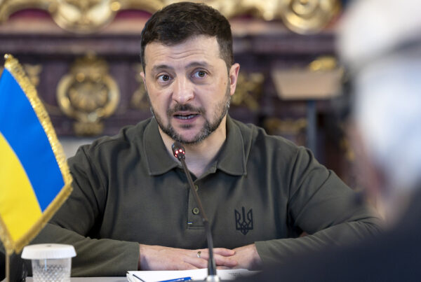 Ucraina, Zelensky: “Pronto a sedermi al tavolo delle trattative con Putin”