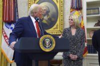 Presidente Trump accoglie Pam Bondi prima che presti giuramento come procuratore generale