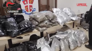 Reggio Calabria, droga in una stanza segreta dietro al bagno: un arresto