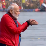 Il premier indiano Modi fa un bagno sacro durante il festival Maha Kumbh