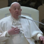 Papa Francesco raffreddato non riesce a leggere: “Scusate, lo farà un mio fratello meglio di me”