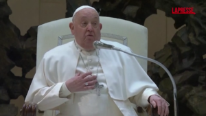 Papa Francesco raffreddato non riesce a leggere: “Scusate, lo farà un mio fratello meglio di me”