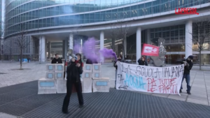 Scuola, protesta Unione degli Studenti davanti a palazzo Lombardia