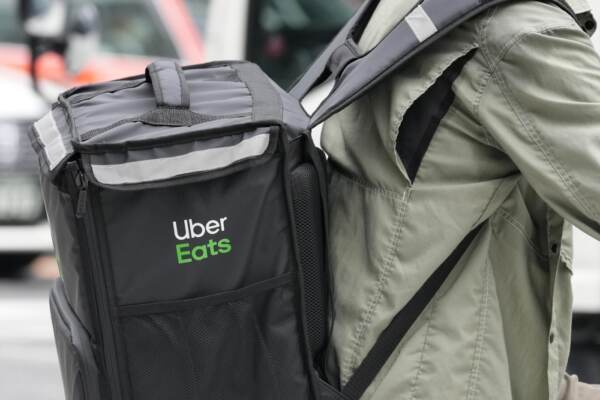 Caporalato, rider sfruttati: ex manager Uber Eats patteggia 1 anno e 4 mesi