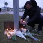 Svezia, fiori e candele sul luogo della sparatoria in scuola per adulti