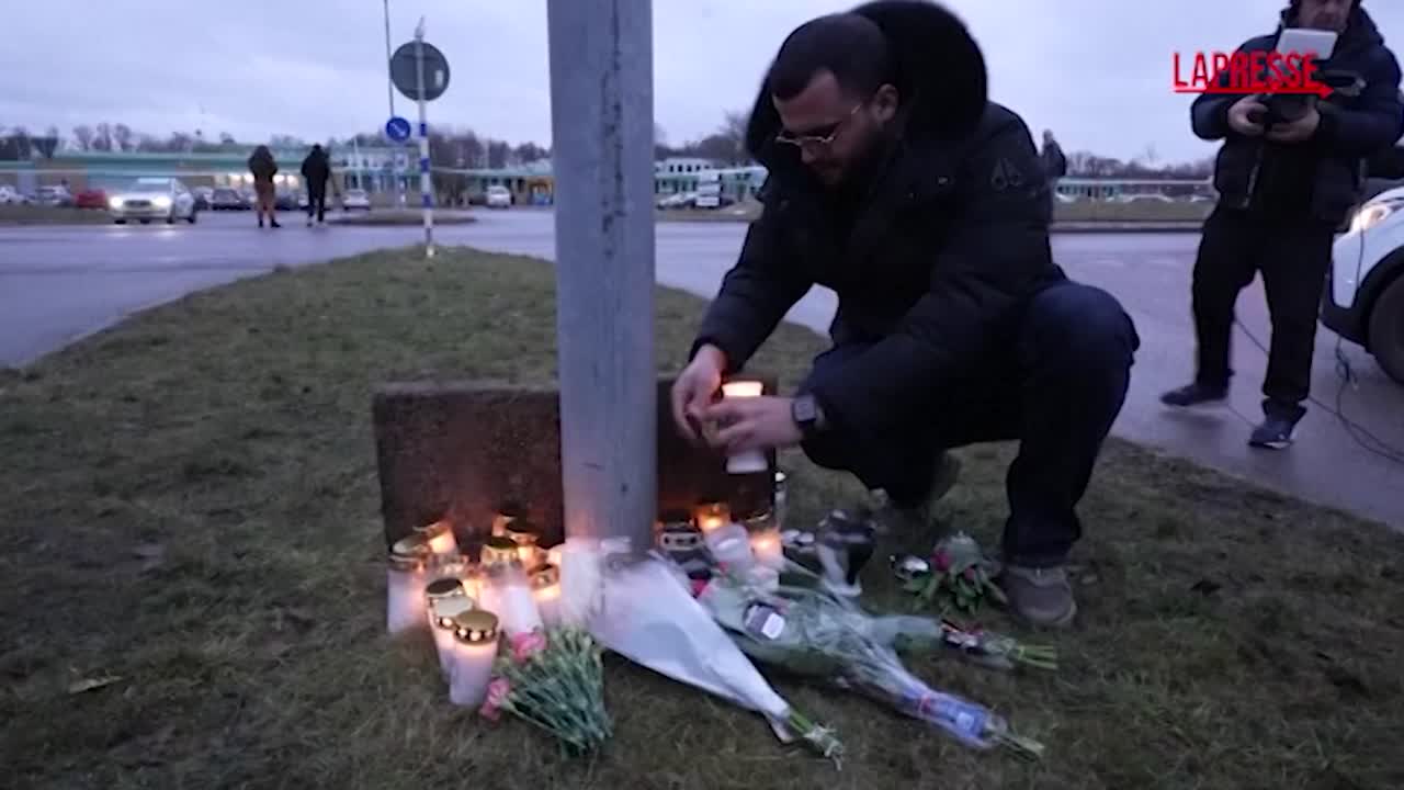 Svezia, fiori e candele sul luogo della sparatoria in scuola per adulti