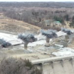 Usa, la spettacolare demolizione di un ponte in Minnesota