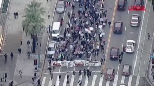 Usa, protesta contro Trump in diverse città: le immagini della manifestazione a Los Angeles