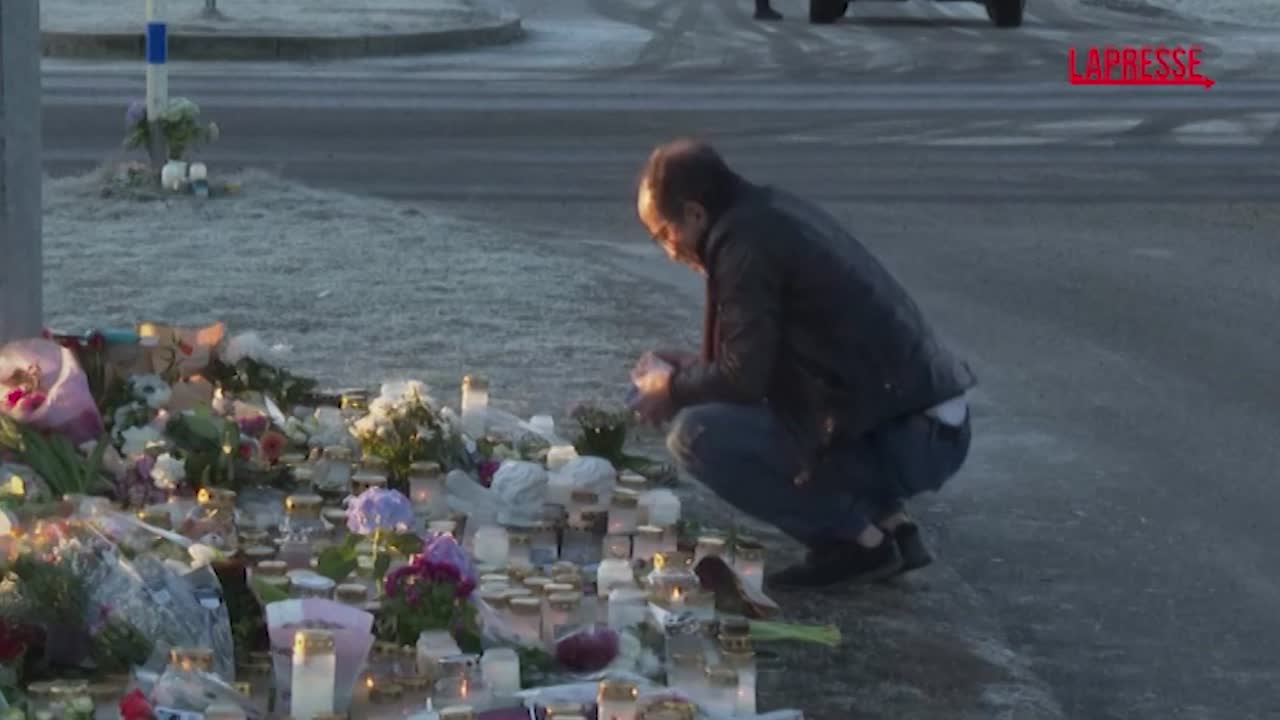 Sparatoria in Svezia, candele e fiori sul luogo della strage