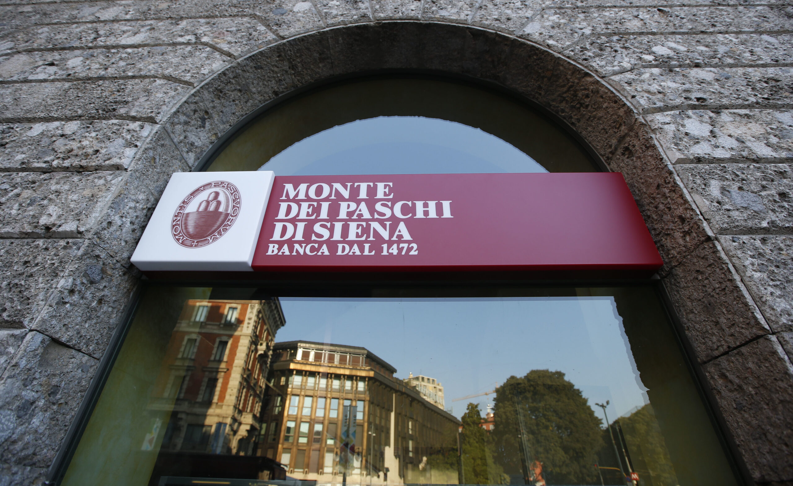 Mps, rilancio di 0,9 euro ad azione in Ops su Mediobanca