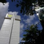 Londra, la Grenfell Tower sarà abbattuta: rabbia di sopravvissuti e famiglie vittime