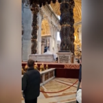 Vaticano, uomo danneggia candelabri nella basilica di San Pietro