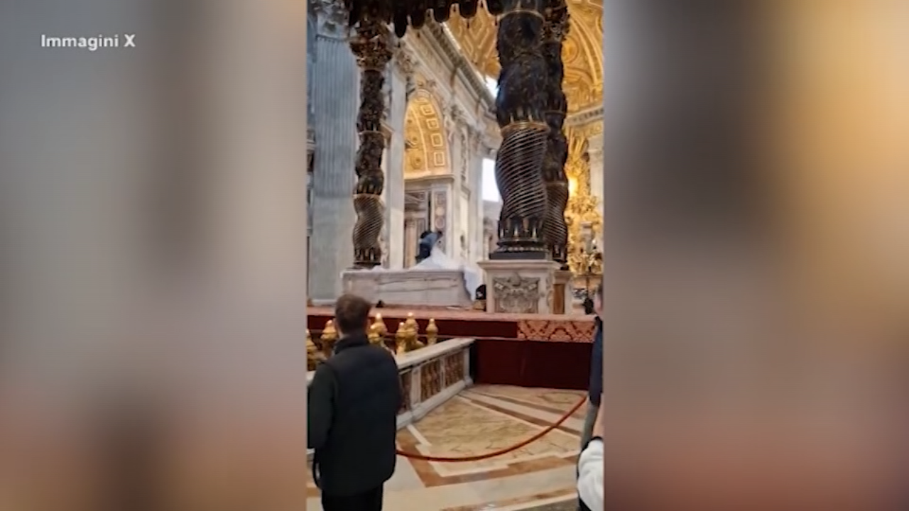 Vaticano, uomo danneggia candelabri nella basilica di San Pietro