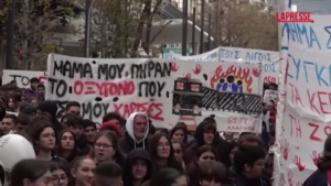 Atene, protesta contro i ritardi in inchiesta disastro ferroviario