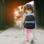 Frosinone, bimba di 7 anni va a scuola da sola: madre trovata morta