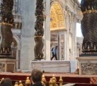 Un uomo ha danneggiato sei candelabri nella basilica di San Pietro in Vaticano (screenshot da X)