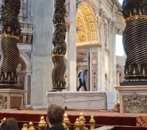 Vaticano, uomo danneggia sei candelabri in basilica San Pietro