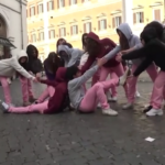 “Il ragazzo dai pantaloni rosa”: flash mob a Montecitorio contro il bullismo