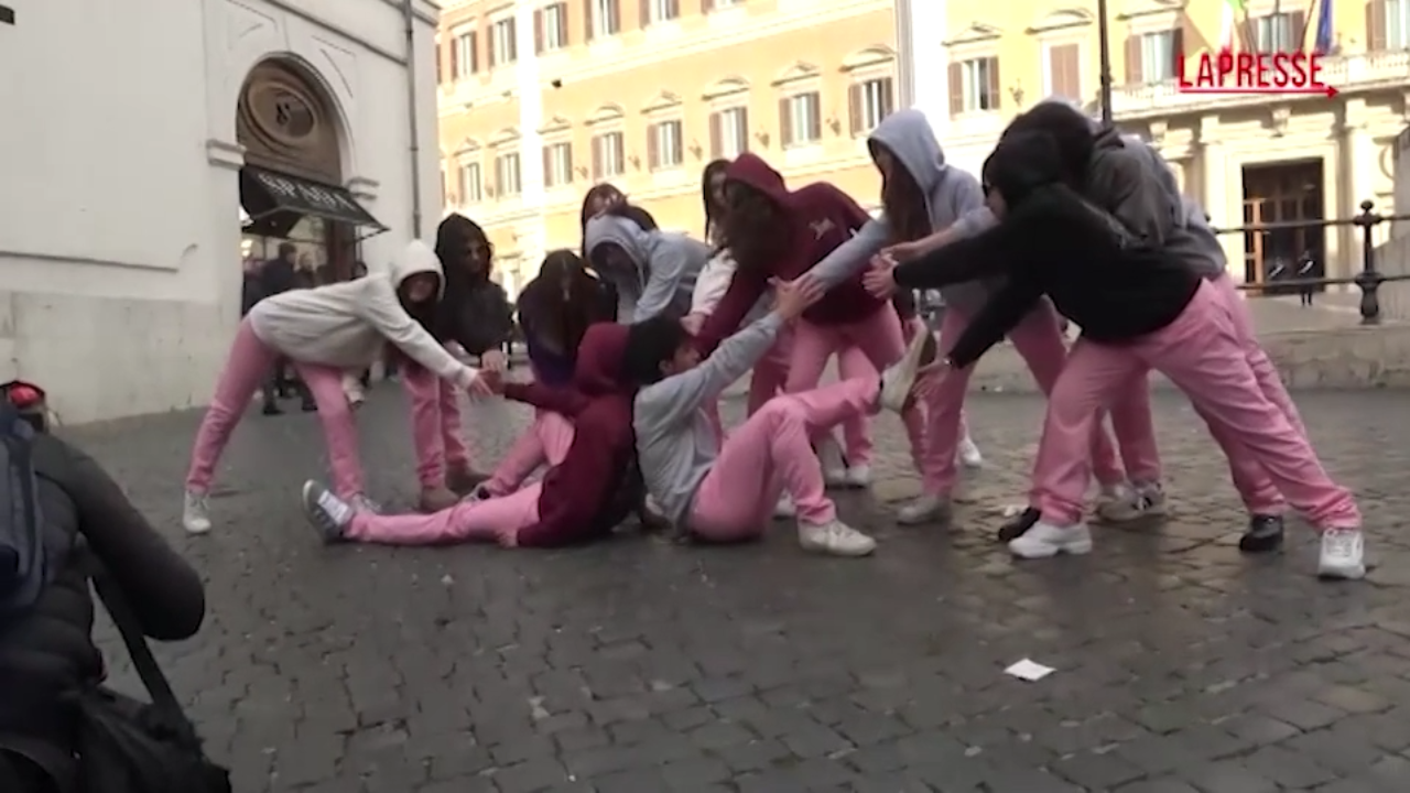 “Il ragazzo dai pantaloni rosa”: flash mob a Montecitorio contro il bullismo