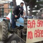 Agricoltori a Roma, sei trattori in corteo: “Sua Santità ci aspetta”