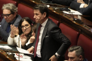 Il leader del Movimento 5 Stelle, Giuseppe Conte, durante il dibattito alla Camera sul caso Almasri