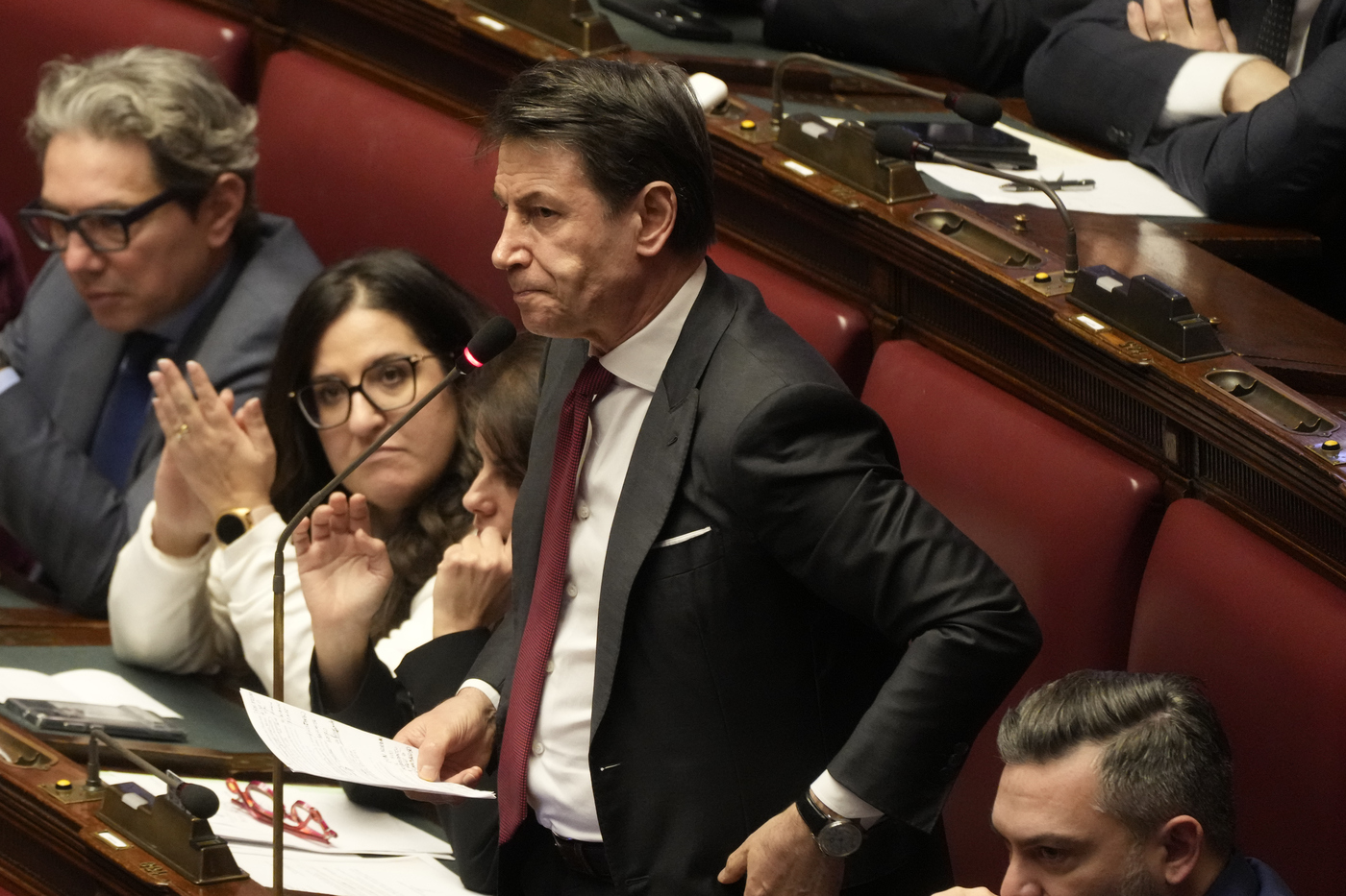 Conte attacca Meloni sul caso Almasri: “Non vieni in Parlamento, dov’è il tuo onore?”