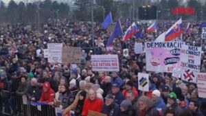 Slovacchia, proteste in decine di città: in migliaia chiedono le dimissioni di Fico