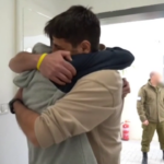 Israele, gli ostaggi Ben Ami e Or Levy rilasciati da Hamas riabbracciano i familiari