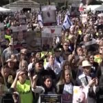 Israele, festeggiamenti in piazza a Tel Aviv durante il rilascio dei tre ostaggi di Hamas