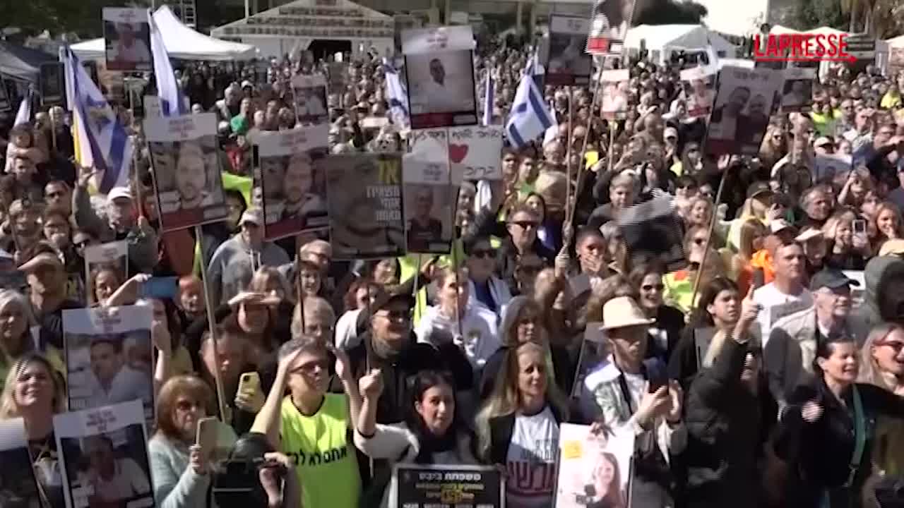 Israele, festeggiamenti in piazza a Tel Aviv durante il rilascio dei tre ostaggi di Hamas