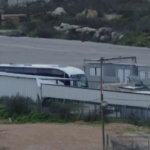 Cisgiordania, autobus prigionieri palestinesi lascia la prigione di Ofer