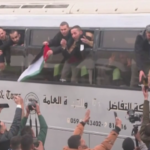 Gaza, l’autobus con i prigionieri palestinesi arriva nella Striscia