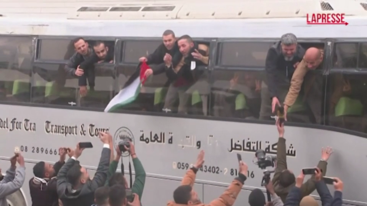 Gaza, l’autobus con i prigionieri palestinesi arriva nella Striscia