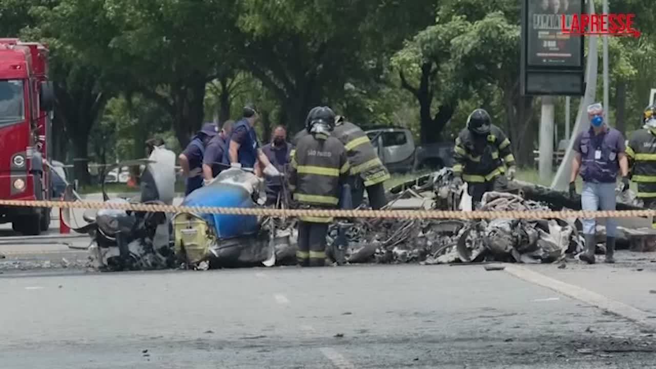 Brasile, vigili del fuoco rimuovono i detriti dell’aereo precipitato a San Paolo