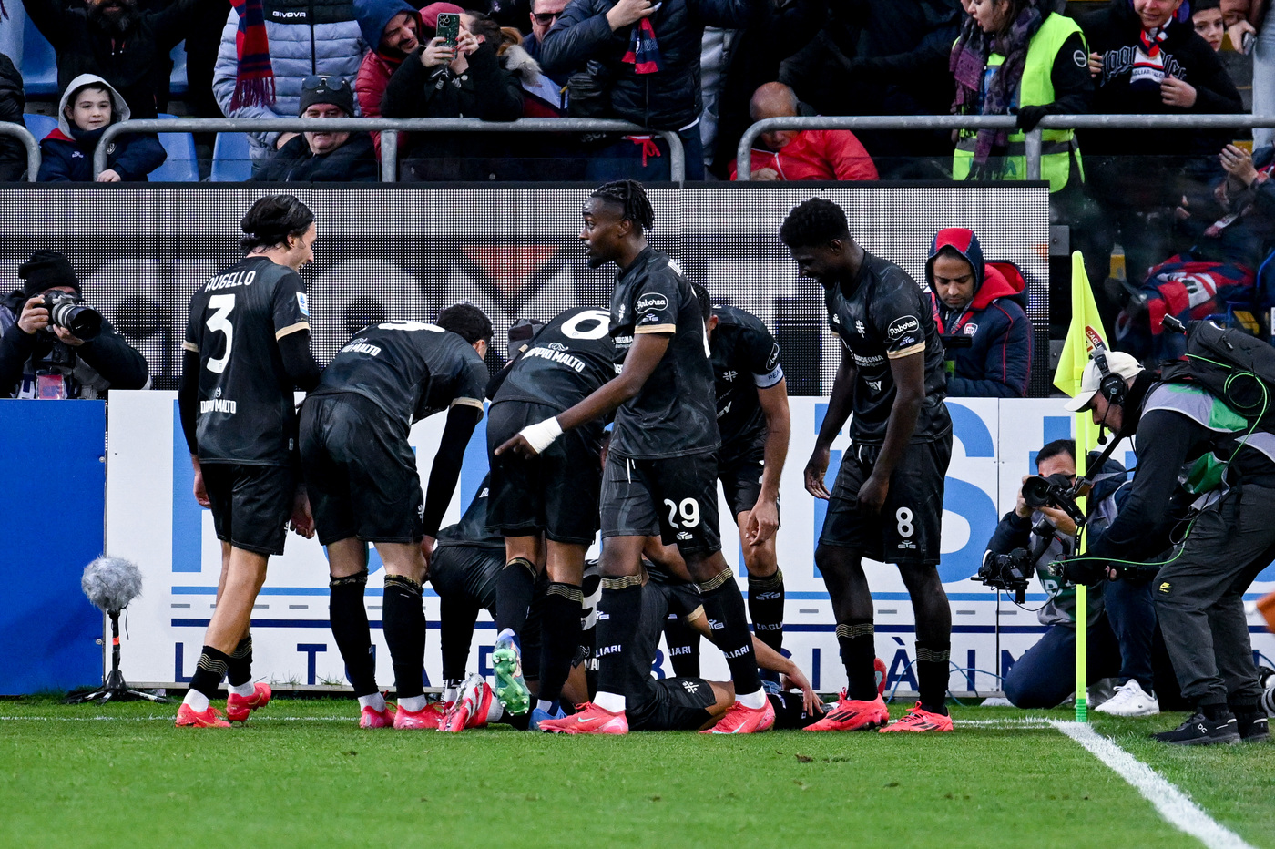 Serie A, Cagliari-Parma 2-1: i rossoblù fuori dalla zona retrocessione Serie A, Cagliari-Parma 2-1: i rossoblù fuori dalla zona retrocessione