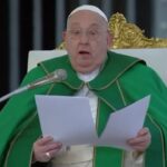 Papa Francesco si interrompe durante omelia: “Ho difficoltà nel respiro”