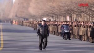 Corea del Nord, Kim Jong-Un passa in rassegna i militari della guardia d’onore