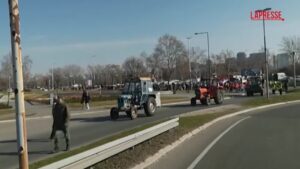 Serbia, le proteste a Belgrado: studenti e agricoltori bloccano un ponte