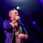 Sanremo 2025, Kekko dei Modà cade sulla scalinata