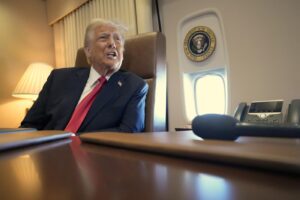 Donald Trump parla con i reporters a bordo del Air Force One
