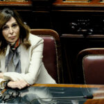 Caso Santanchè, alla Camera la mozione di sfiducia. Le opposizioni alla ministra via dall’Aula: “Vergogna”